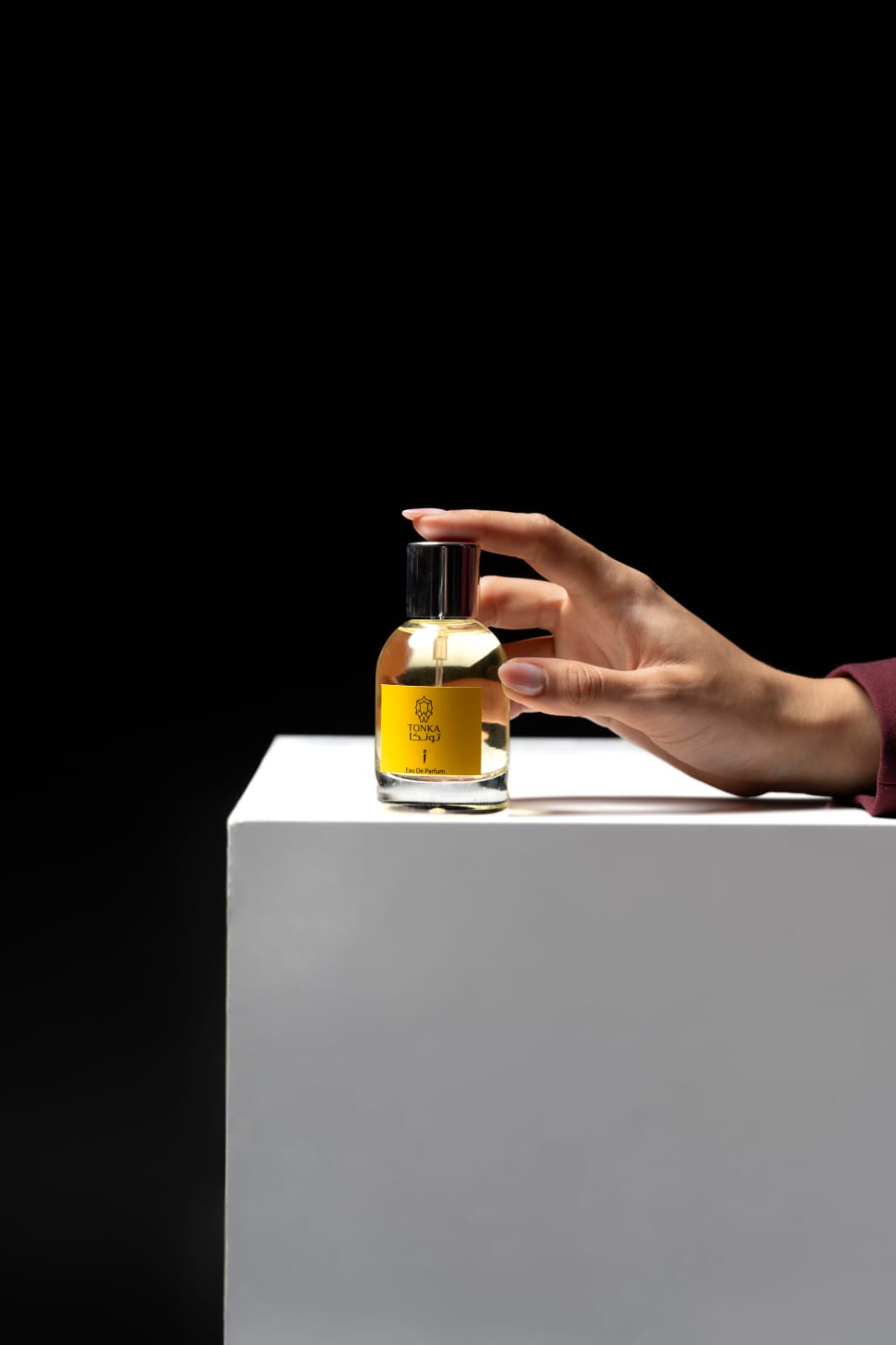 عطر أ، زجاجة 50 مل على قاعدة بيضاء